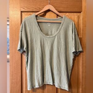 American Eagle women’s medium gray loose fit v neck tshirt, cotton. L